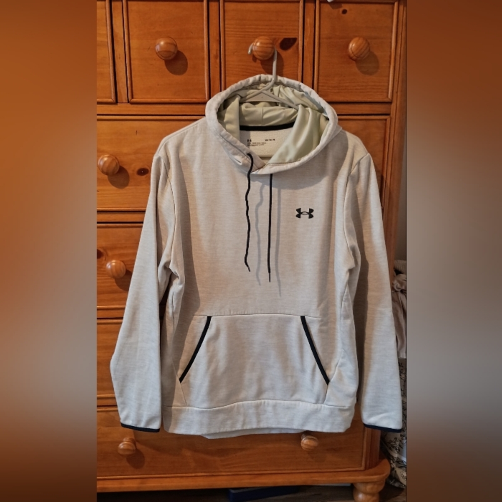 Men's Under Armour Fleece Twist Hoodie. Size Medium!